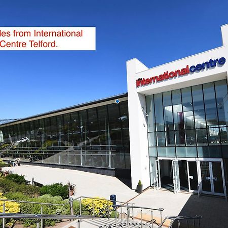 247 Serviced Accommodation In Telford- 3Br House Eksteriør bilde