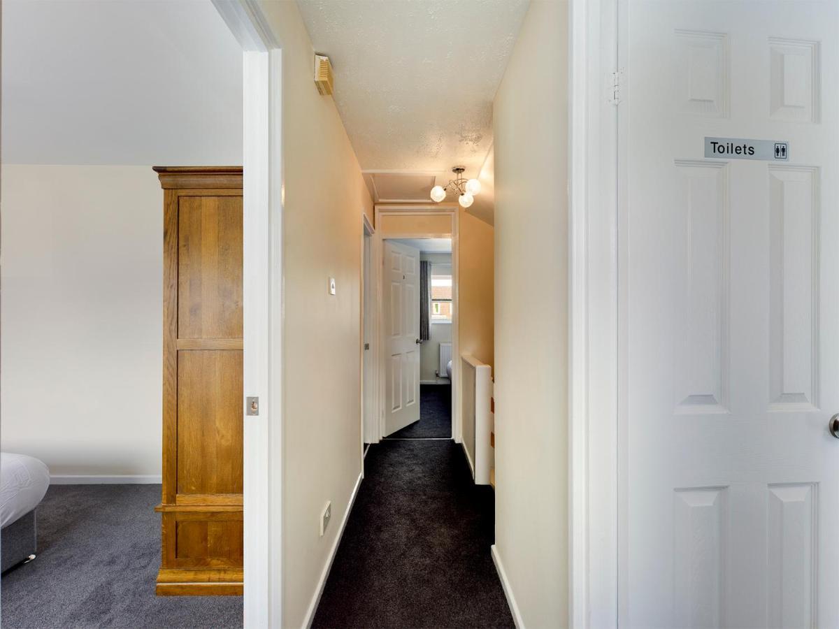 247 Serviced Accommodation In Telford- 3Br House Eksteriør bilde