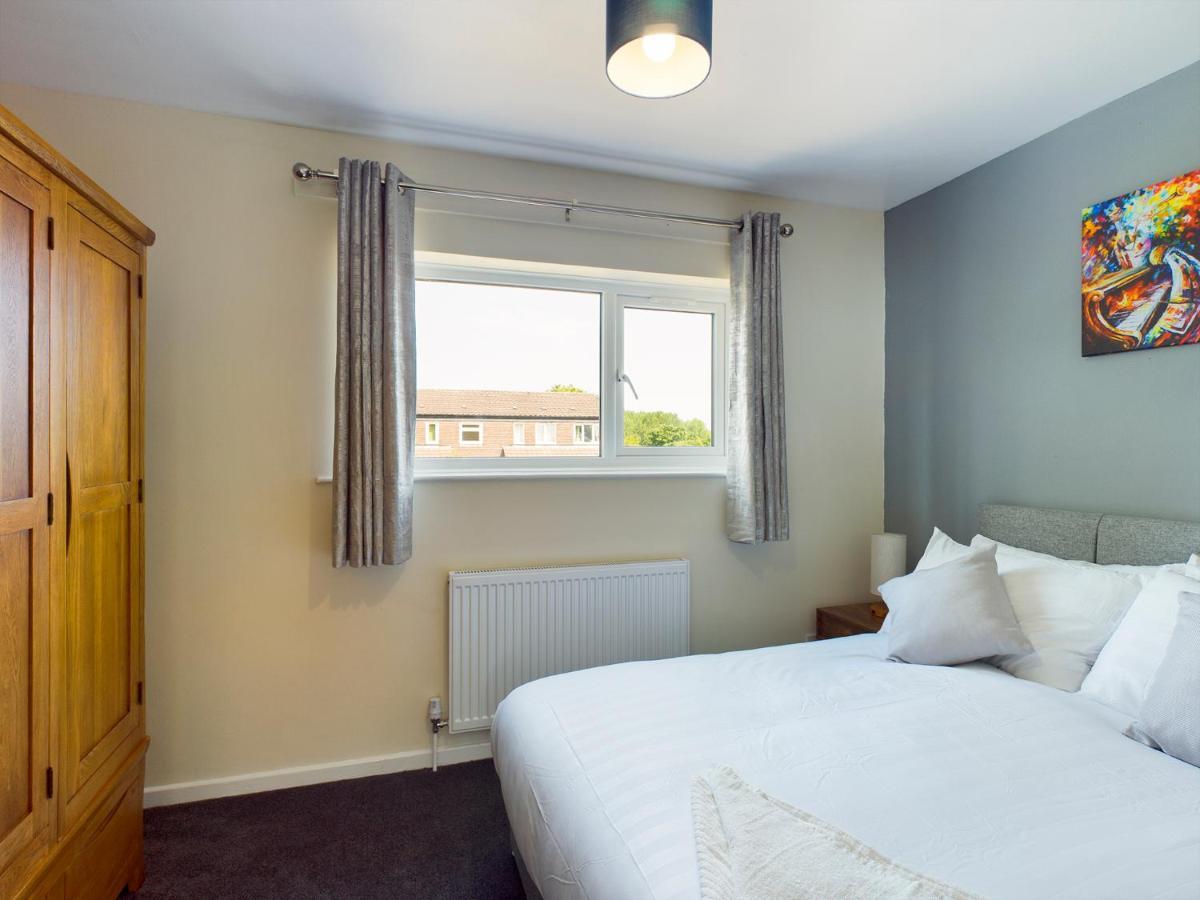 247 Serviced Accommodation In Telford- 3Br House Eksteriør bilde